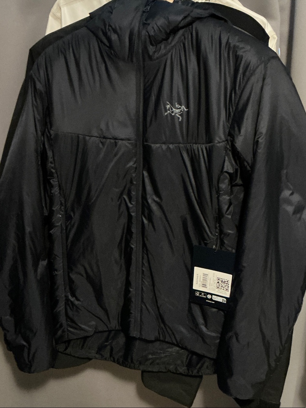 Arc'teryx Nuclei Hoody Jacket with Logo. Black sapphire